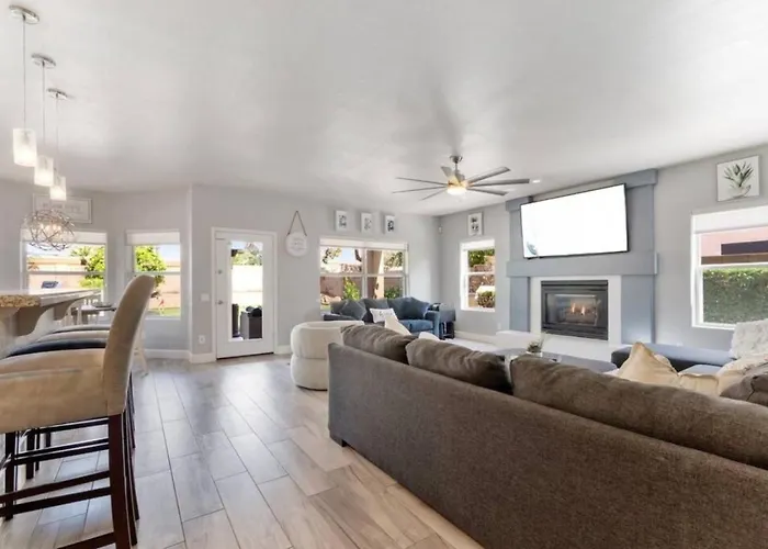Holiday home Luxurious In 1htdpoolhottubarcadegamesmore